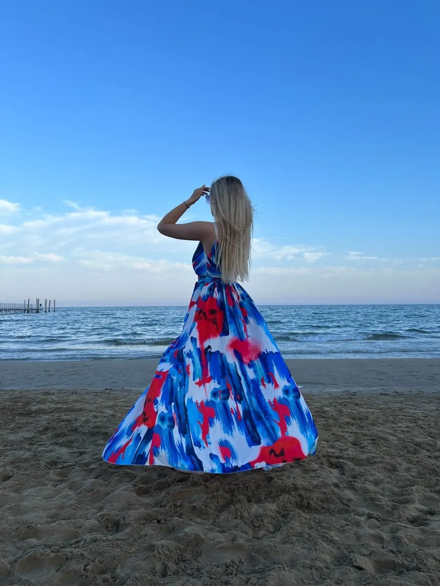 Vestito lungo blu, bianco e rosso con spacchi